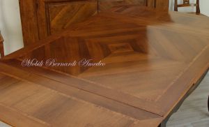 Tavolo da pranzo quadrato in legno con prolunghe estraibili finitura bicolore